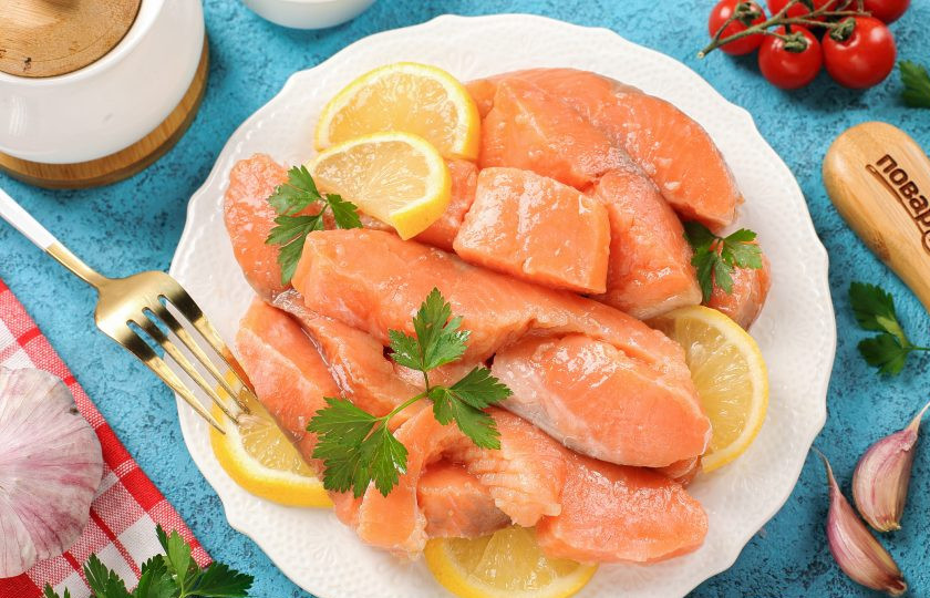 1. Этап. Форель солёная в масле: Через 12 часов форель солёная в масле готова. Приятного аппетита!