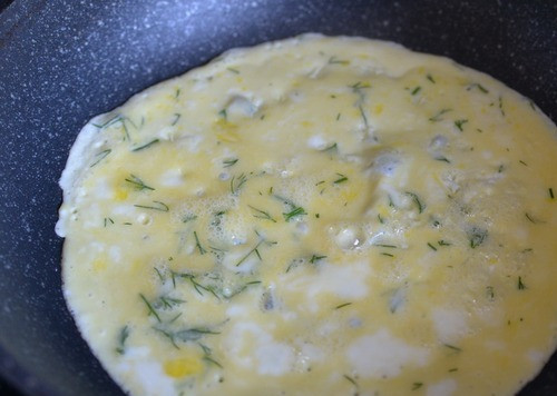 1. Этап. Салат из индейки и огурцов по-восточному: Горячую сковороду смазываем маслом, выливаем взбитое яйцо, обжариваем по 1 минуте с каждой стороны до готовности на среднем огне.