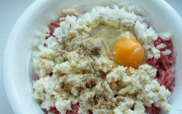 1. Этап. Мясной рулет с черносливом и орехами: 4. Теперь смешаем наш фарш с хлебом, яйцом и солью. Хорошо всё перемешаем.