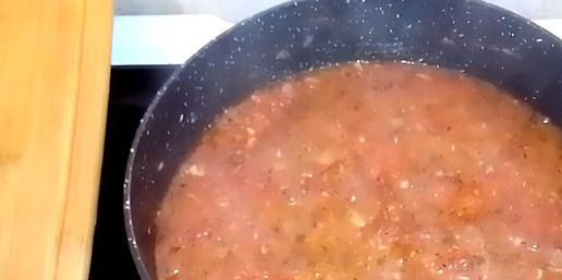 1. Этап. Итальянские фрикадельки с томатным соусом Маринара: Теперь добавьте помидоры, базилик, орегано, соль и сахар. Все перемешайте. Тушите под крышкой, на медленном огне 20-25 минут, периодически перемешивая и соус готов.