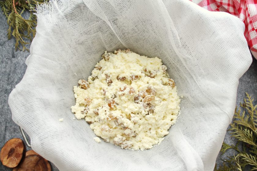 1. Этап. Аркас: Сито застелите марлей сложенной в четыре слоя.