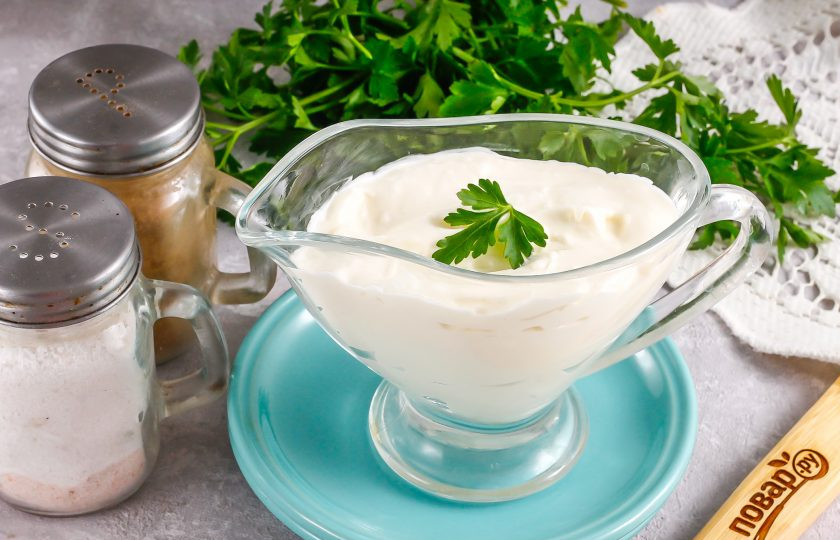 1. Этап. Соус Шантильи: Приготовленный соус выложите в пиалу, креманку или соусник. Подайте к столу с запеченными мясными блюдами, рыбными и т.д.