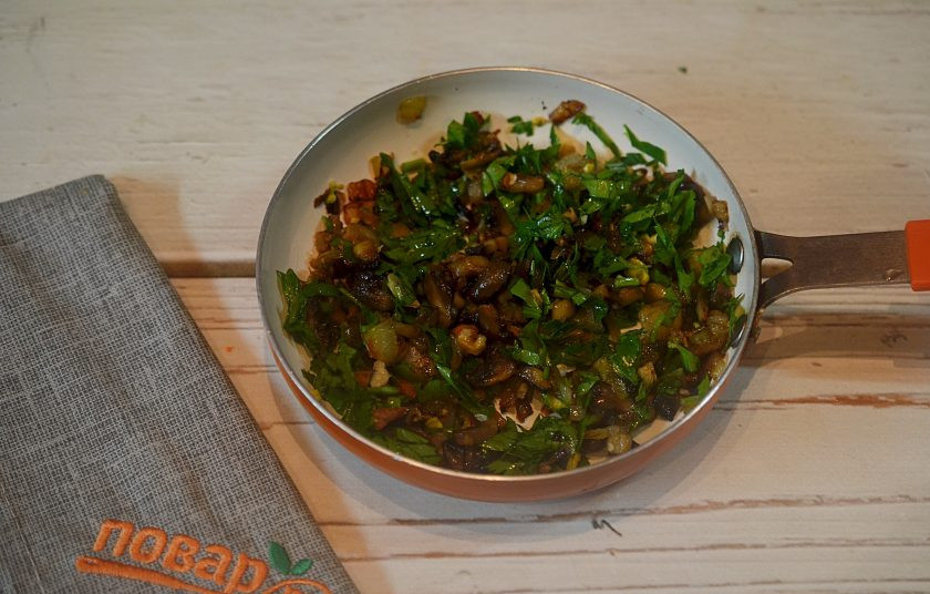 1. Этап. Фаршированный сыр: 3. Добавьте к грибам, посолите. Начинка готова.