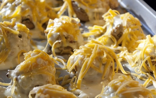 1. Этап. Шампиньоны, фаршированные беконом и сыром: 5. После достаньте форму, присыпьте грибы тертым твердым сыром и запекайте еще минут 5-7 до образования румяной корочки. Приятного аппетита!