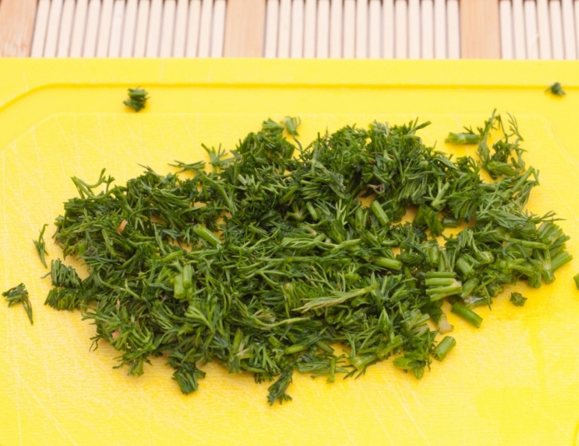 1. Этап. Суп из консервированных грибов: Мелко порубите укроп.