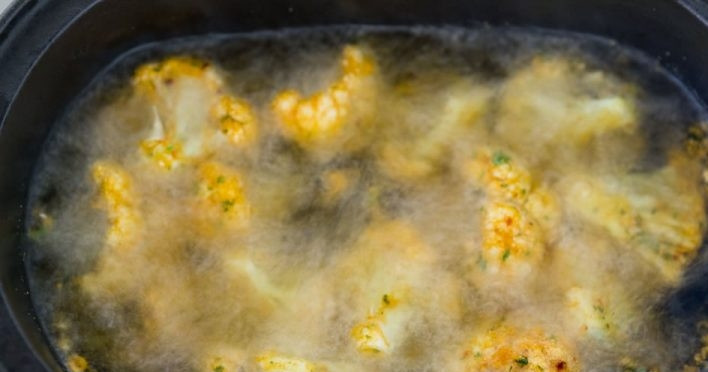 1. Этап. Вкусная цветная капуста во фритюре: 3. Во фритюре или в казанке разогрейте растительное масло. Выложите цветную капусту и обжаривайте около 5 минут.