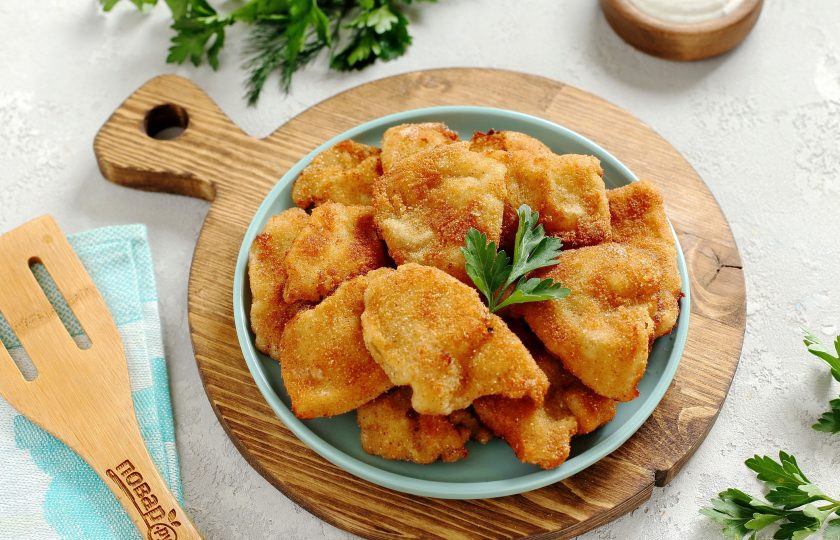 1. Этап. Шницели из кальмаров: Особенно вкусны такие шницели с соусами в горячем виде. И как закуска, и как самостоятельное блюдо. Приятного аппетита!