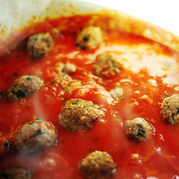 1. Этап. Спагетти с фрикадельками: Затем, выкладываем фрикадельки в соус.