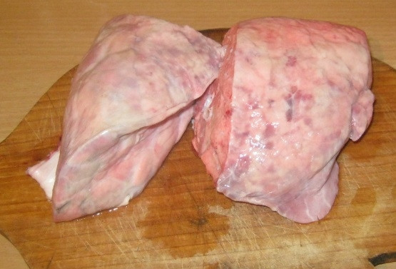 1. Этап. Начинка для пирожков из ливера: Лёгкие замочите в холодной воде на 3-4 часа. Будет выходить лишняя кровь, поэтому воду нужно менять. Затем удалите все дыхательные пути, мясо промойте и нарежьте на крупные куски.