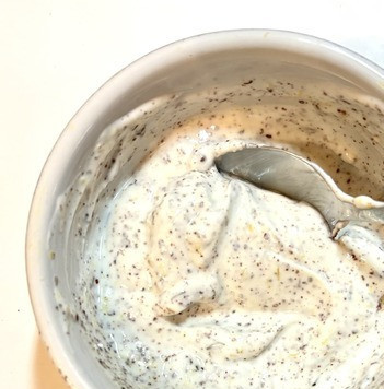 1. Этап. Суп-пюре из цветной капусты: В греческий йогурт добавить цедру лимона, щепотку соли и затар, перемешать.