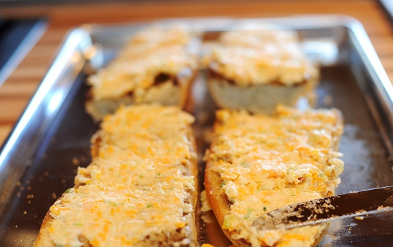 1. Этап. Чесночные гренки с сыром: 6. Смажьте хлеб маслом, а после – сырно-чесночной начинкой.