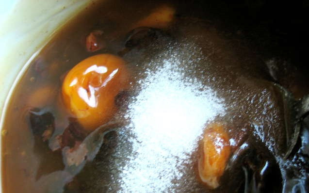 1. Этап. Сладкий суп из сухофруктов: Добавьте сахар и ваниль по вкусу, перемешайте.