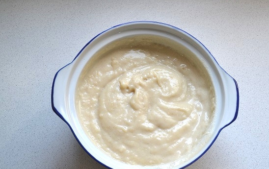 1. Этап. Яблочный торт с коричным кремом: Влейте полученную массу в кипящее молоко тонкой струйкой. Уварите на медленном огне до загустения. Снимите с огня и остудите.