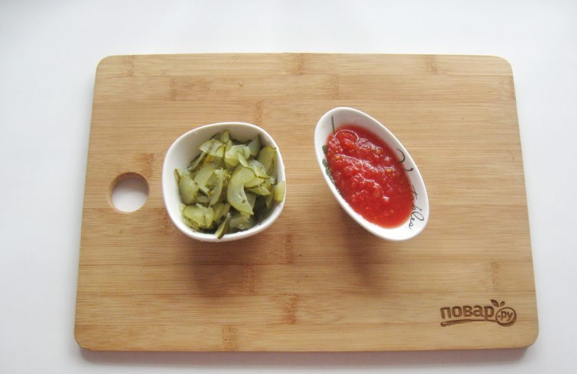 1. Этап. Рассольник с помидорами: Один крупный огурец мелко нарежьте или натрите на терке. Помидоры измельчите любым способом. Можно перед этим снять шкурку, обдав помидор горячей водой.