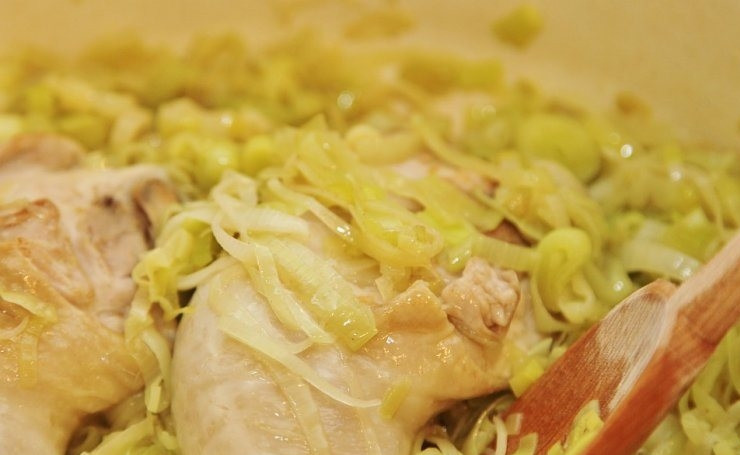 1. Этап. Луковый суп с курицей: Добавляем к курице белую часть лука-порей и обжариваем до мягкости.