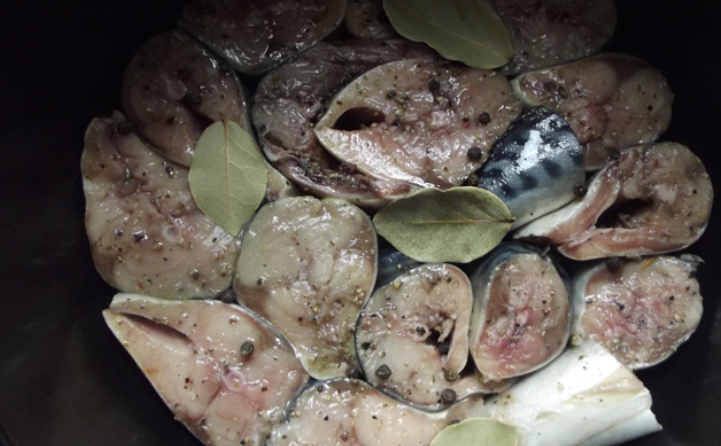 1. Этап. Рыбные консервы в мультиварке: Переложите рыбу в чашу мультиварки, добавьте перец, соль и лавровые листы. Далее скумбрия будет готовиться в собственном соку. Выставляем режим 