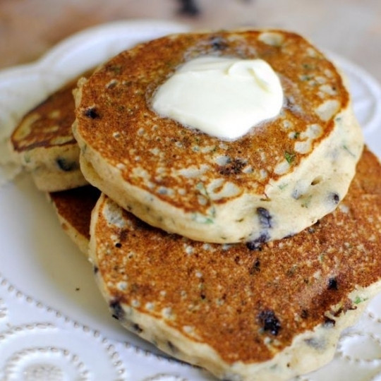 1. Этап. Оладьи с базиликом и шоколадом: Подаем горячими - со сметаной, вареньем или кленовым сиропом. Приятного аппетита! :)