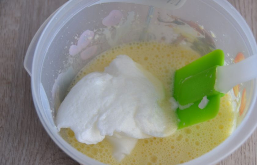 1. Этап. Маковый пирог со сметанной заливкой: Частями (за 3 приёма) введите белки к желтковой массе.