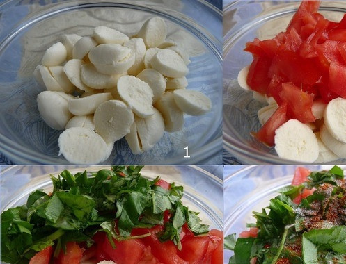 1. Этап. Куриное филе, запеченное с сыром: Моцареллу нарежьте на небольшие пластинки. Можно взять и другой сыр, но именно моцарелла отлично плавится и придает особый сливочный вкус блюду. Помидоры вымойте, по желанию снимите кожицу и нарежьте кубиками. Промойте свежий базилик, порвите его руками и добавьте к моцарелле и помидорам. Все это посолите и поперчите, тщательно перемешайте.