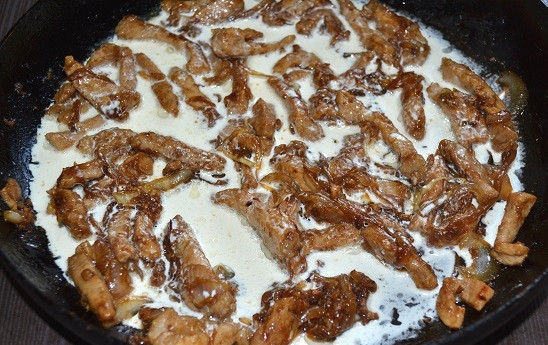 1. Этап. Свинина в имбирном соусе: 10. Влейте сливки, добавьте по вкусу соль и перец.