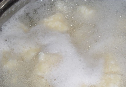 1. Этап. Вареники Ленивые с рисовой полентой: Варю ленивые вареники 3 минуты после всплытия. После этого достаю их из кастрюли с помощью шумовки.