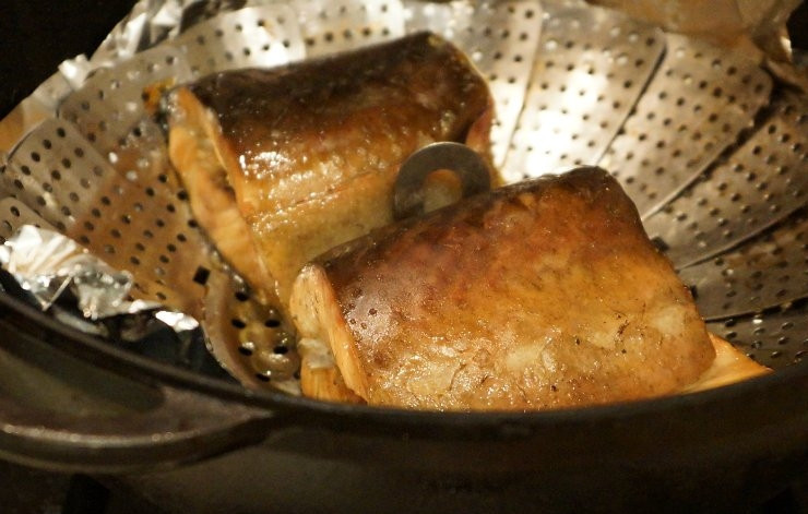 1. Этап. Копченый осетр: 7. Открываем крышку только после того как рыба будет готова.