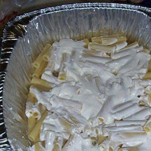 1. Этап. Тройной сырный Зити: Добавляем сметану.