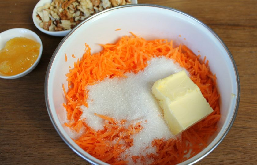 1. Этап. Морковный пирог без яиц: Добавляем сахар, соль и мягкое масло.