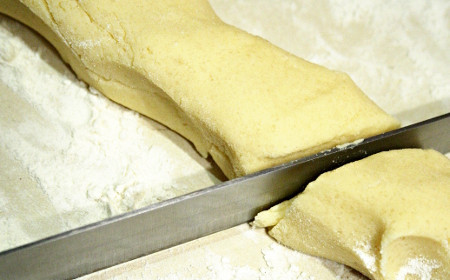 1. Этап. Печенье с повидлом: 5. Добавляем ванильный экстракт и постепенно всыпаем просеянную муку с солью. Замешиваем мягкое тесто, разделяем его на 12-15 частей.