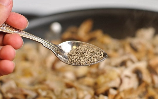 1. Этап. Жульен: 7. Посолите, поперчите по вкусу. Жарьте до румяности.