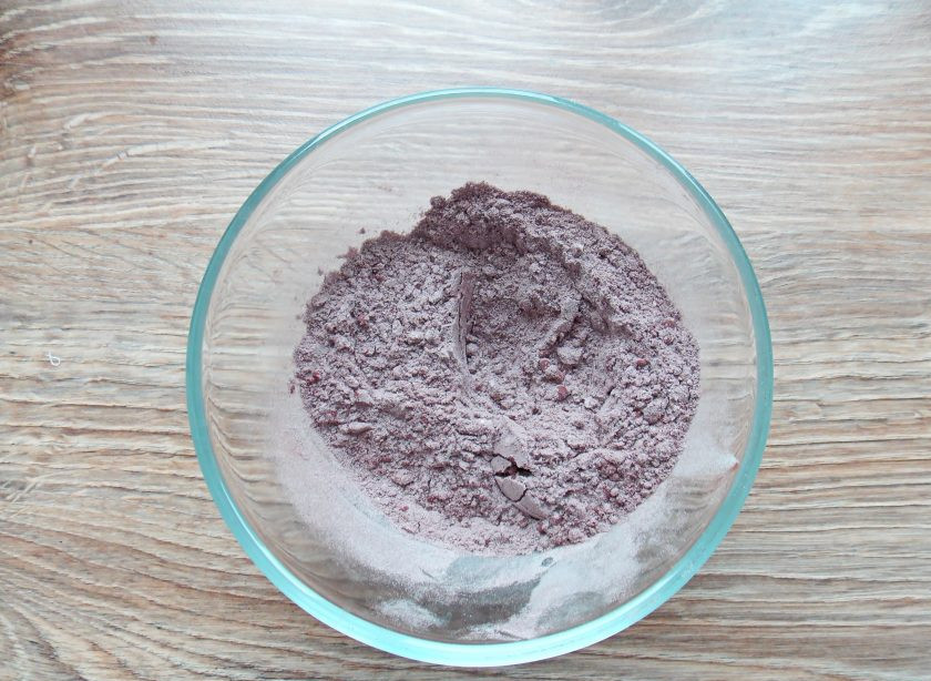 1. Этап. Торт Шоколадное птичье молоко: В миску насыпьте муку, добавьте половину какао, перемешайте.