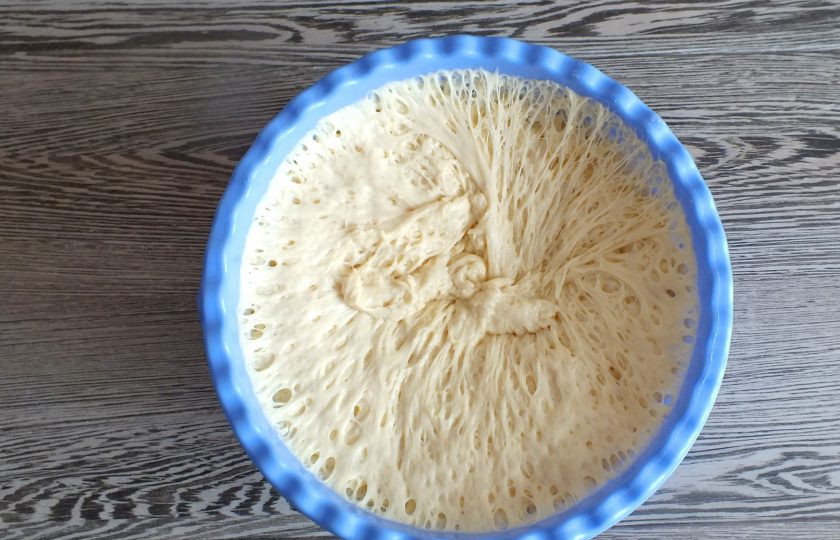 1. Этап. Булочки повышенной калорийности по ГОСТу: Через указанное время, опара начнет опускаться. Если её приподнять, то должны потянуться длинные нити.