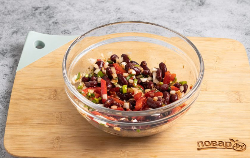 1. Этап. Салат из фасоли по-болгарски: Перемешайте салат.