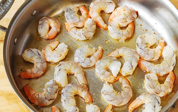 1. Этап. Спагетти с вялеными томатами: Разогрейте ложку масла в глубокой сковороде. Выложите в него креветки.