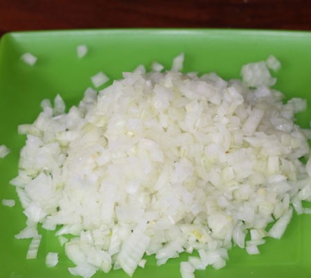 1. Stage. Buckwheat with meat: Finely chop the onion and fry in vegetable oil until soft.