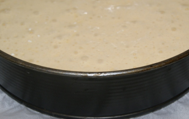 1. Этап. Генуэзский бисквит: Добавляем еще одну часть муки и остатки масла с шоколадом. Перемешиваем. Вводим оставшуюся муку, еще раз перемешиваем. Вливаем тесто в разъемную форму (диаметр 24 см). Выпекаем в духовке 20 минут, температура 180 градусов. Затем снижаем до 170 и выпекаем еще 10 минут.