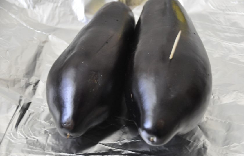 1. Этап. Бабагануш из баклажанов: Помойте баклажаны, наколите зубочисткой, оберните фольгой и запекайте в духовке при температуре 150-180 градусов в течение 40-60 минут, готовые баклажаны должны быть мягкими.