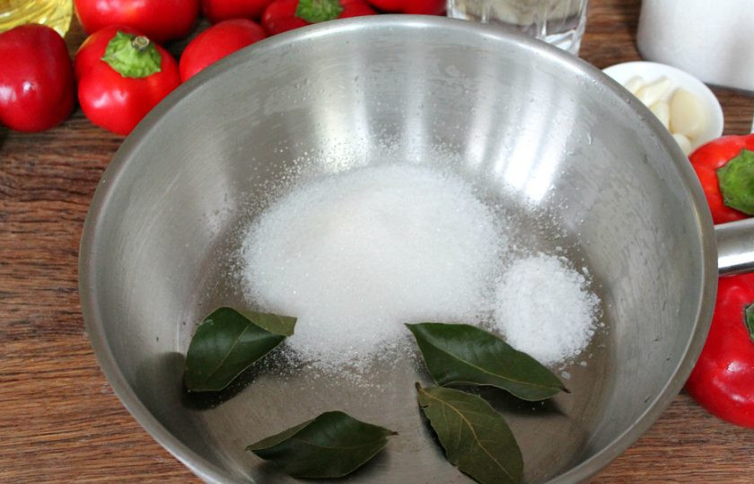 1. Этап. Гогошары маринованные по-молдавски: В сотейник насыпаем соль, сахар, добавляем лавровый лист.