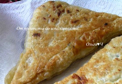 1. Этап. Балканские пирожки от Сержа Марковича: Обжарьте пирожки на разогретой сковороде с растительным маслом с двух сторон до румяной корочки. Пирожки выложите на бумажную салфетку, чтобы впитался лишний жир.