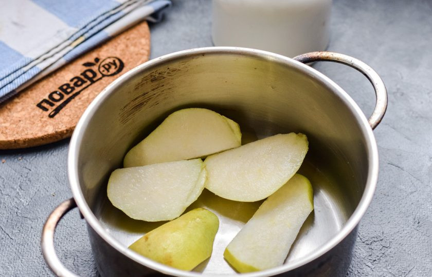 1. Этап. Грушевый глинтвейн: Грушу вымойте и просушите, удалите сердцевину. Нарежьте грушу дольками и переложите в кастрюлю.