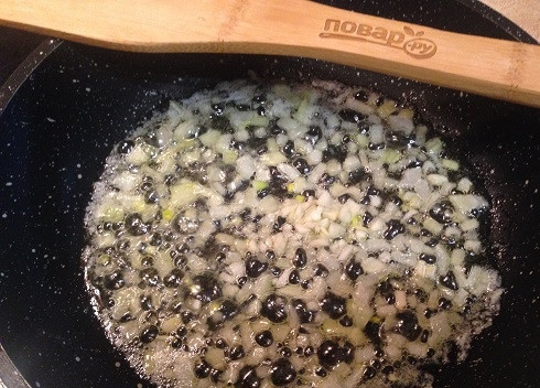 1. Этап. Сливочно-рыбный соус: 1. На сливочном масле обжариваем минуты 3 мелко нарезанный лук и добавим к нему чеснок. Обжариваем еще минутку.