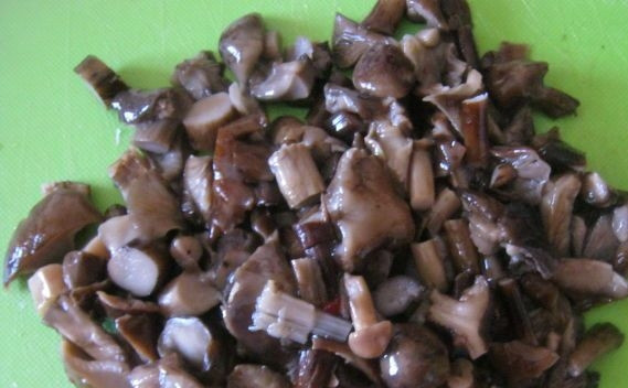 1. Этап. Винегрет с грибами: Затем открываем баночки соленых грибов и сливаем воду. Если грибы очень соленые, то промываем их под холодной водой, а затем нарезаем на более мелкие кусочки.