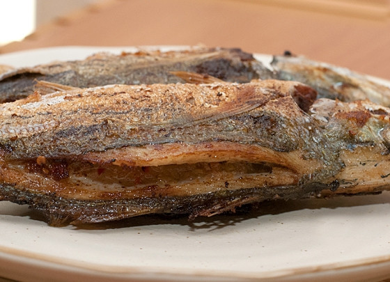 1. Этап. Жареная рыба с чили-пастой: 5. Обжарьте рыбу в сковороде до золотистого цвета с обеих сторон.