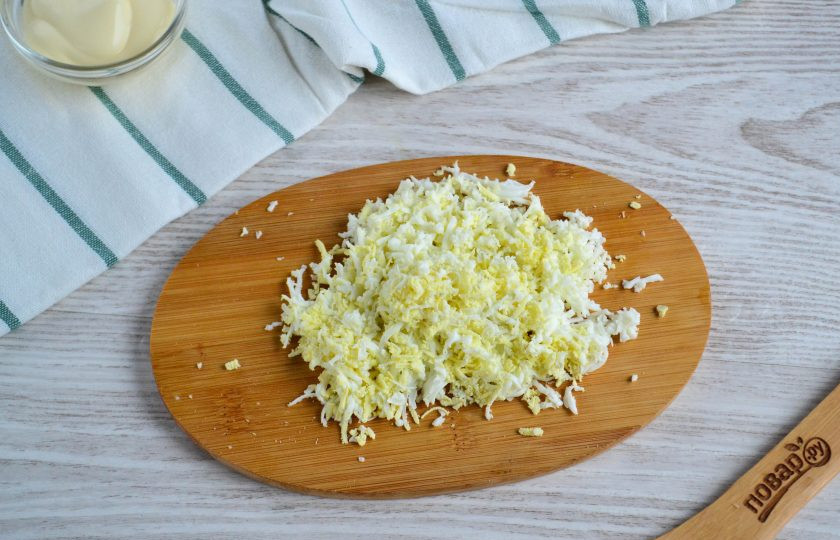 1. Этап. Салат с копченым мясом и огурцом: Яйца очистите и натрите на мелкой терке.