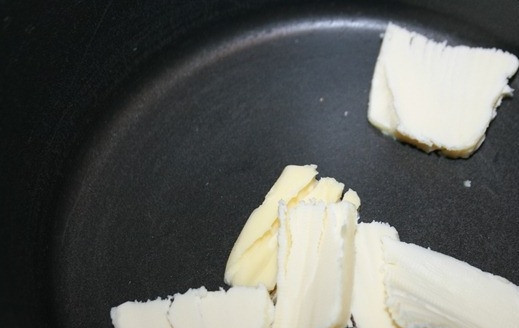 1. Этап. Белый соус к шашлыку: Поставьте сотейник или кастрюльку на плиту и включите небольшой огонь. Положите в посуду сливочное масло и растопите его.