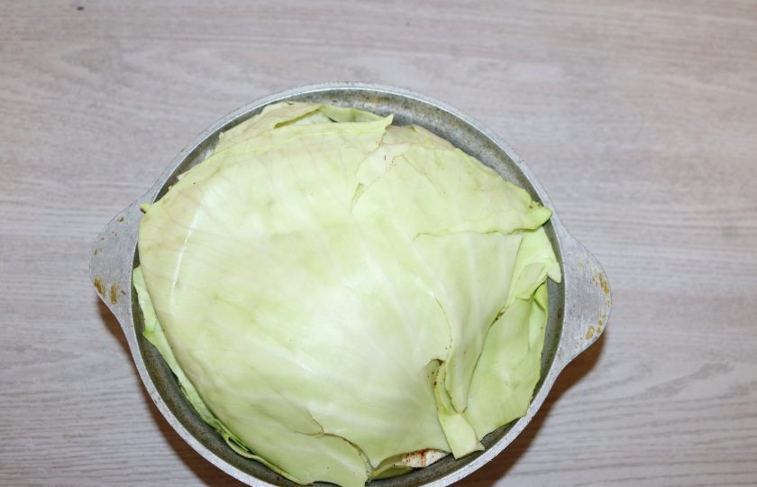 1. Этап. Басма: Сверху плотно накройте капустными листьями. Накройте крышкой, поставьте на сильный огонь. Когда услышите бурление, сделайте самый маленький огонь.