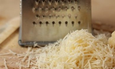 1. Этап. Омлет с сыром в духовке: Сыр натираем на терке (на мелкой или среднего размера).