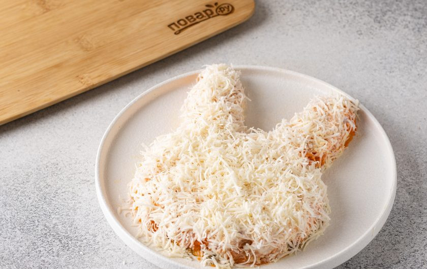 1. Этап. Вегетарианский салат в виде Кролика на Новый год 2023: Последний слой выложите из тертого сыра.