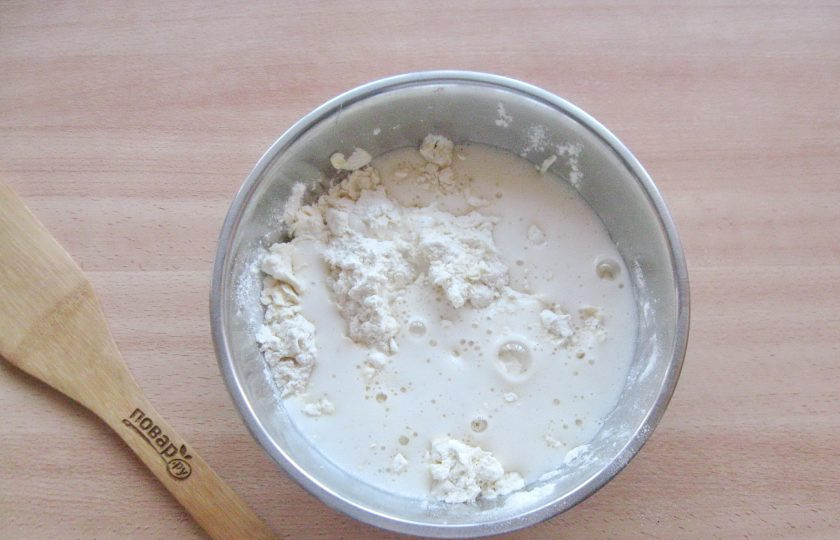 1. Этап. Слоеные язычки на пиве: Влейте охлажденное пиво.