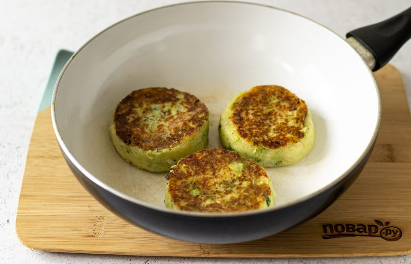 1. Этап. Овощные медальоны: Обжарьте медальоны с двух сторон по 3-4 минуты до золотистой корочки.